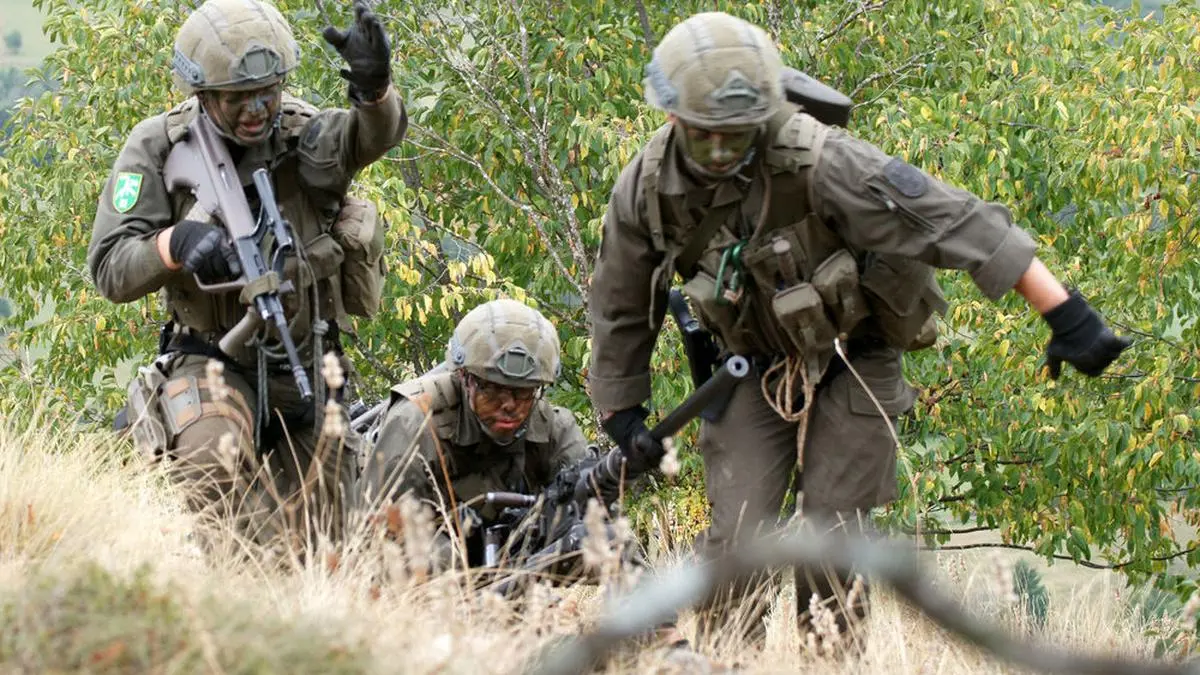 Feuerunterstützung kommt aus Österreich: 24er bringen ihr Maschinengewehr in Stellung