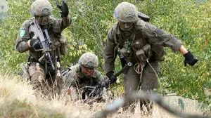 Feuerunterstützung kommt aus Österreich: 24er bringen ihr Maschinengewehr in Stellung