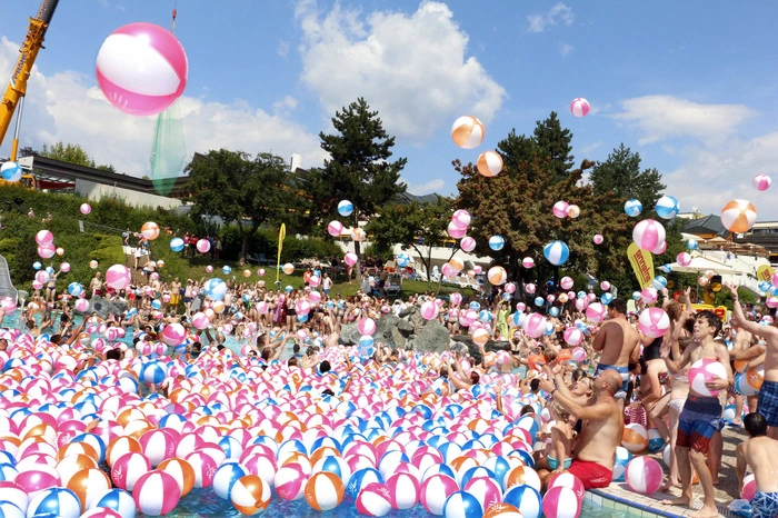 Weit über 1.000 Badegäste ließen sich diesen "Wasserball-Regen" nicht entgehen.