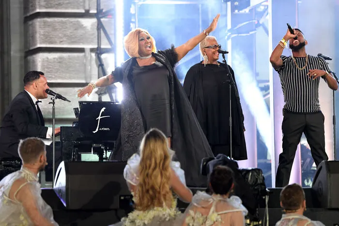 R&amp;B- und Soul-Sängerin Pattie LaBelle betritt die Bühne. 