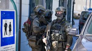 Schwer bewaffnete Einsatzkräfte in der Linzer Innenstadt nach der Bombendrohung an einer Schule