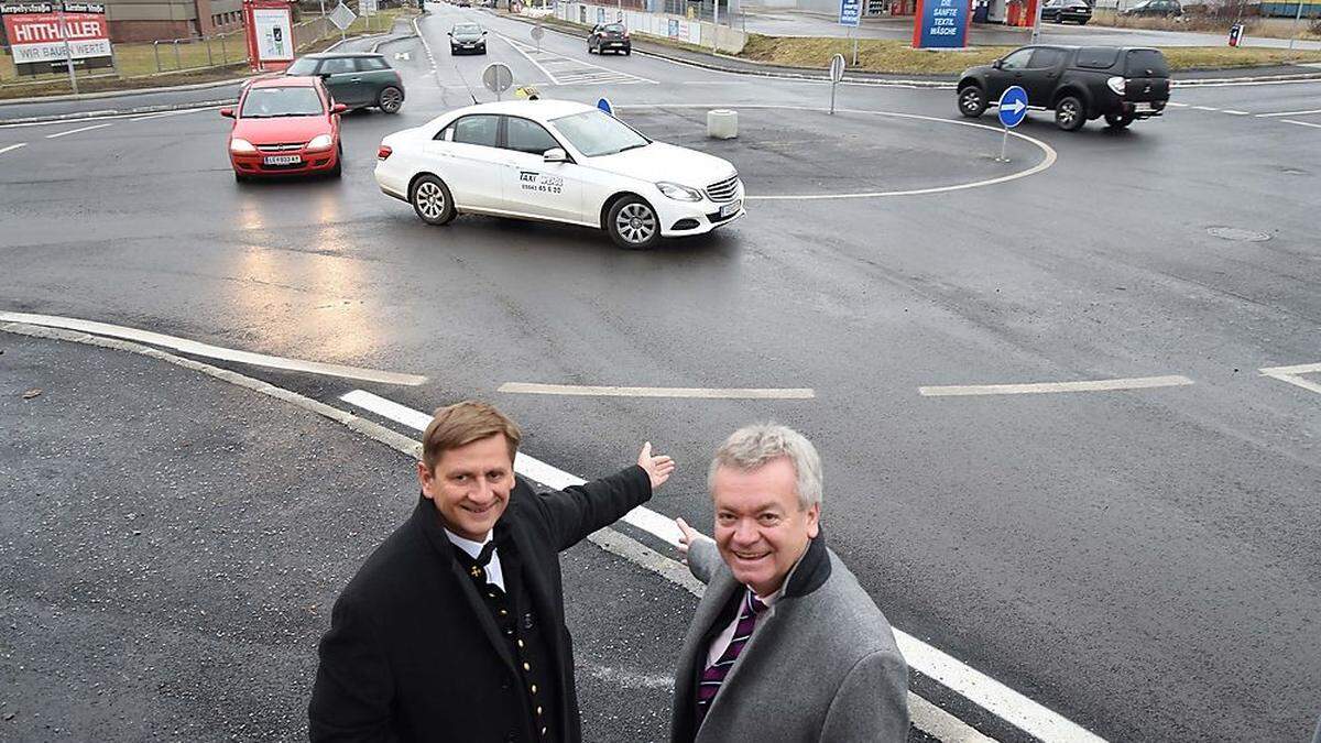 Bürgermeister Kurt Wallner, Infrastrukturlandesrat Anton Lang (von links) beim neuen Kreisverkehr in Donawitz