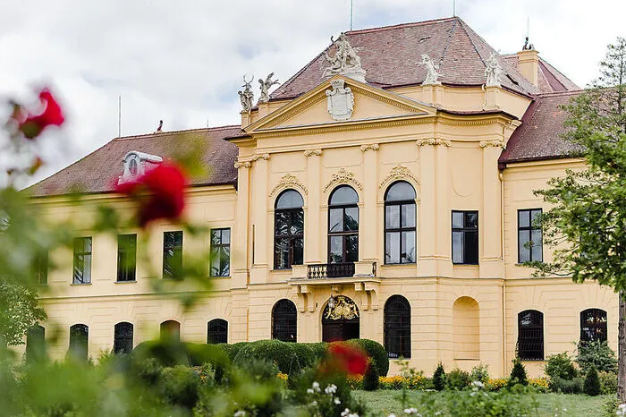 Vor der Barockisierung war Schloss Eckartsau eine mittelalterliche Wasserburg. Monarchin Maria Theresia pflegte per Schiff in das kaiserliche Jagdgebiet anzureisen. Habsburgs Glück – und Habsburgs Ende. Das letzte Kapitel der Donaumonarchie wurde hier geschrieben, von Eckartsau trat Kaiser Karl I. mit seiner Familie am 23. März 1919 die Reise ins Exil an. Mehr als 640 Jahre Monarchie waren ausgelöscht.