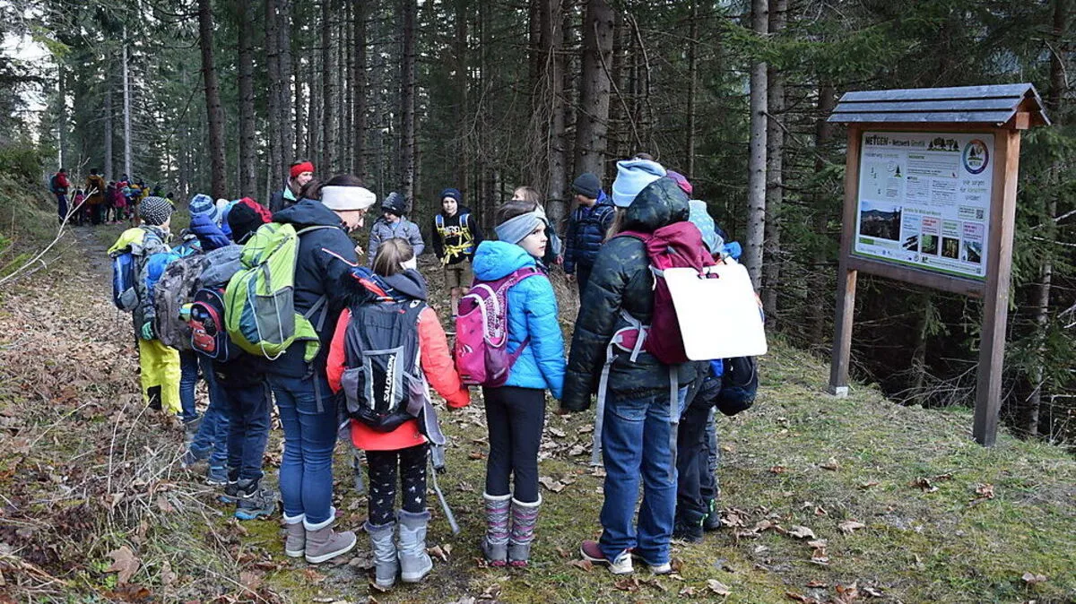 Einen ganzen Vormittag verbrachten die Schüler der VS Pruggern im Wald