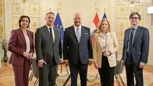 Bundeskanzler Christian Stocker, Vizekanzler Andreas Babler und Außenministerin Beate Meinl-Reisinger mit Susanne Schnabl und Klaus Webhofer