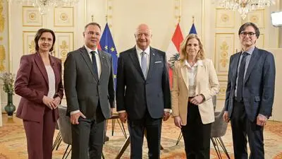 Bundeskanzler Christian Stocker, Vizekanzler Andreas Babler und Außenministerin Beate Meinl-Reisinger mit Susanne Schnabl und Klaus Webhofer