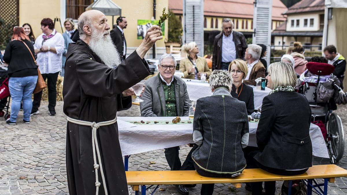 Auch Pater Anton besuchte das Fest und segnete Ernte sowie Gäste