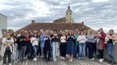 Die Hände auf den Brüsten als gemeinsames Zeichen: 30 Frauen kamen zu „Brunch & Brüste“