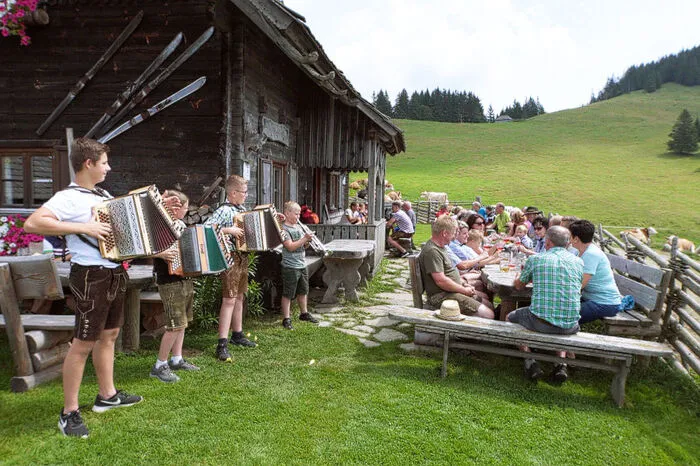 Junge Musikanten auf der Hofbaueralm