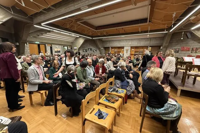 So war auch das diesjährige Adventkonzert des Kiwanis-Club Farrach ad Undrimas in der Fachschule Großlobming bis auf den letzten Platz ausverkauft (und reserviert).