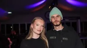 Cheyenne Ochsenknecht und ihr Mann Nino Sifkovits stehen in der Öffentlichkeit. Für ihre beiden Kinder gilt das aber nicht.  | Cheyenne Ochsenknecht und ihr Mann Nino Sifkovits stehen in der Öffentlichkeit. Für ihre beiden Kinder gilt das aber nicht. 