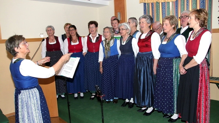 Der Wöllmißberger Singkreis mit Obfrau Anna Strommer und Chorleiterin Johanna Holzer feierte am vergangenen Sonntag sein 30-jähriges Jubiläum. Eigentlich sind es 30 plus zwei Jahre, denn im Jubiläumsjahr 2001 verhinderte die Pandemie das Geburtstagsfest.