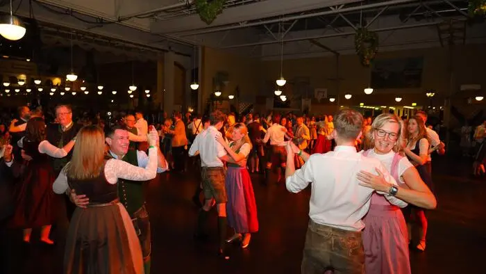 Ein beeindruckendes Zeichen für Zusammenhalt, Tradition und Lebensfreude setzte der 64. Bezirksbauernball am Faschingssamstag, dem 14. Februar, in der Stadtwerke-Hartberg-Halle.