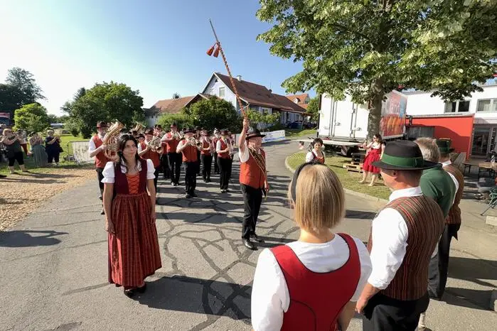 Bei tollem Wetter und bester Stimmung marschierten vier Musikabordnungen aus Breitenfeld, Söchau, Krobotek und der Stadt Fürstenfeld vorm Musikerheim Dietersdorf stimmgewaltig auf.