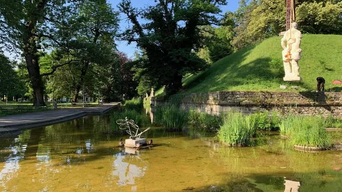 Bis zu 3000 Kilo schwer sind die Statuen, die per Kran derzeit wieder zwischen Burggarten und Stadtpark an ihre Plätze gehievt werden.