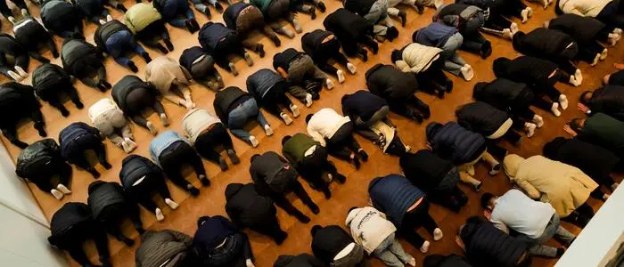 Bild zeigt betende Menschen in der Grazer Moschee