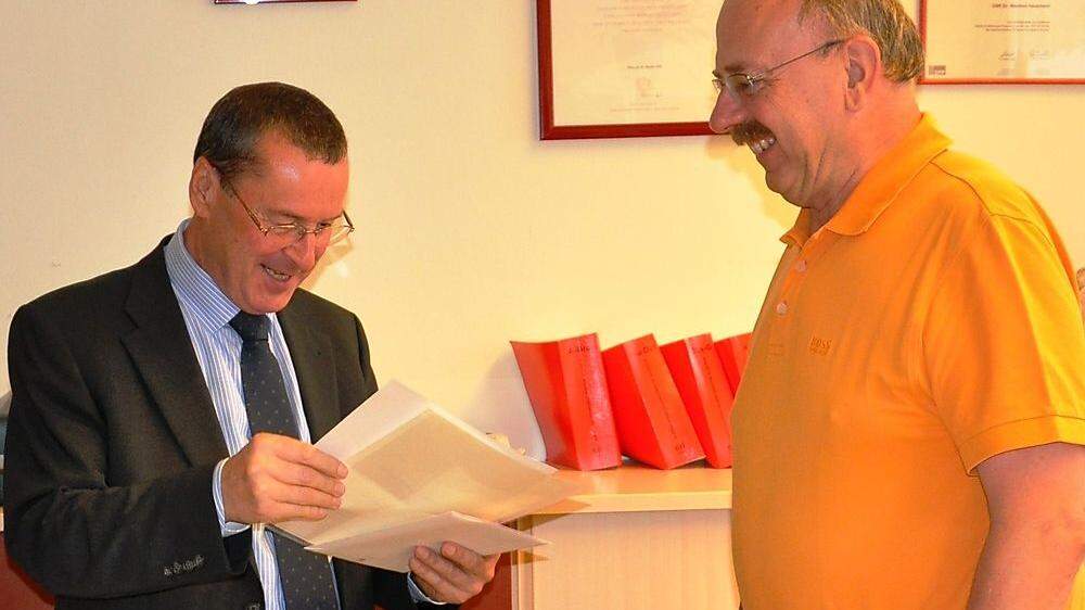 Bezirkshauptmann Josef Dick verabschiedet den bisherigen Amtsarzt Manfred Hausmann