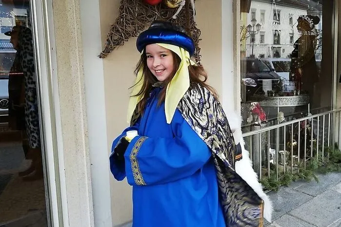 Für Lea Keller aus Gmünd heißt es auch in den Ferien früh aufstehen. Um acht Uhr treffen sich die Sternsinger, um von Haus zu Haus zu ziehen. Die Neunjährige ist zum zweiten Mal dabei und spielt Kaspar: „Ich tue es für arme Kinder, die auf der Straße leben. Meine Schulfreundin macht auch mit.“ Im Vorfeld wurde fleißig geprobt, „ich sage zwei Sätze und wir singen ein Lied“. Nach stundenlangem Einsatz, und das selbst bei stürmischem Wetter, hat man sich eine Pause verdient, „mit Wiener Schnitzel und Eis“.