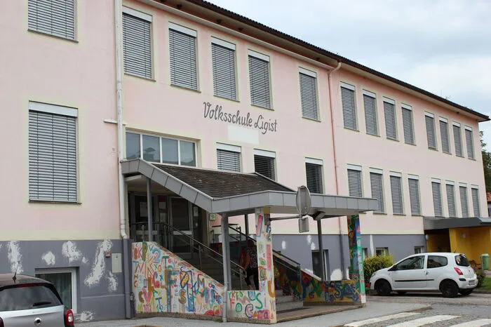 ... im Foyer der Volksschule Ligist eingerichtet. Bei den Exponaten dreht sich alles um technische Errungenschaften, die inzwischen allesamt im Handy oder Smartphone enthalten sind.