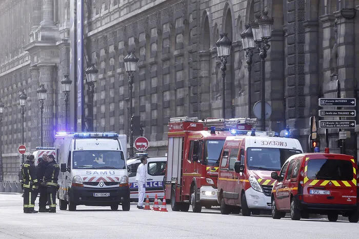 Am heutigen Freitag hat ein Mann am weltberühmten Louvre in Paris einen Soldaten angegriffen.