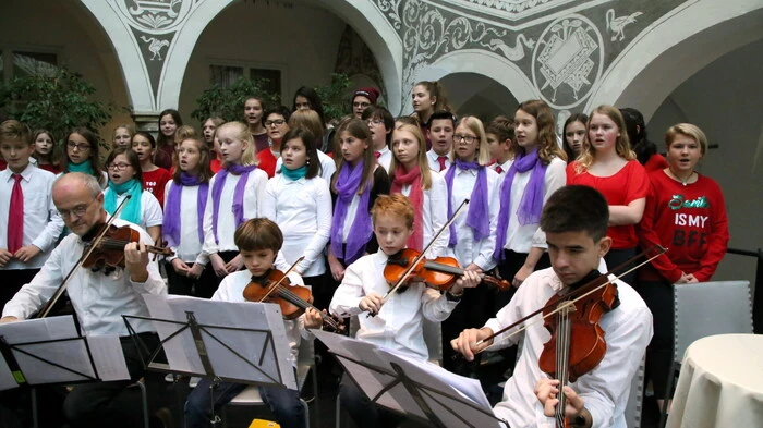 Sechs Kinderchöre aus dem Bezirk St. Veit und ein Streicherensemble der Norbert Artner-Musikschule luden am Sonntag zum Adventsingen in die Herzogstadt. 