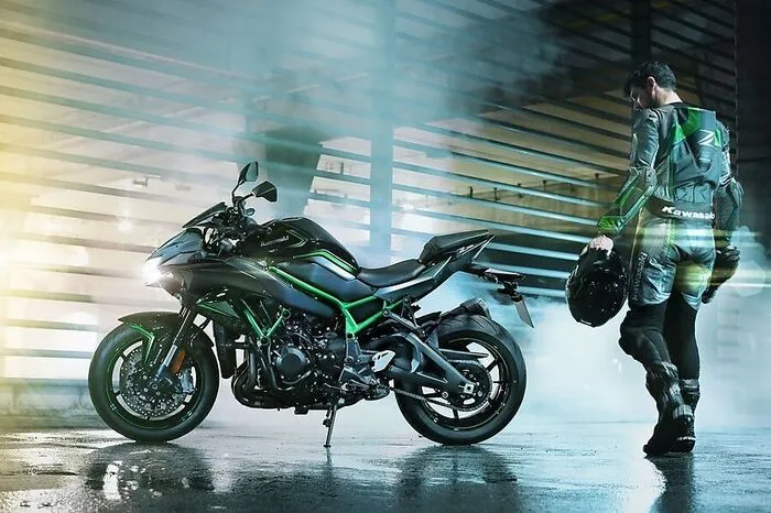 Kawasaki Z H2: Der Kompressormotor der H2 SX findet in das Naked Bike Z H2 – 200 PS bei 11.000 Touren, aber das Drehmoment von 137 Nm spielt sich mit dem Gewicht (239 kg). Mit an Bord viele elektronische Helferlein.