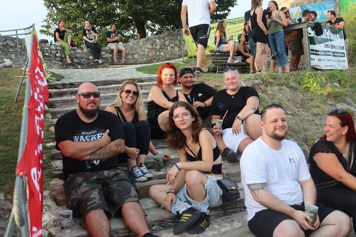 In lockerer Festivalatmosphäre machten es sich die Besucher am Schlossberg gemütlich.