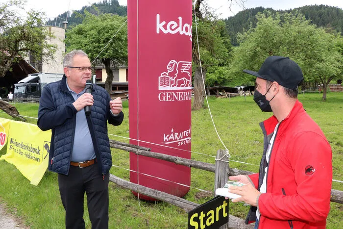 Bürgermeister Klaus Köchl bei seiner Begrüßung beim Start des 9. Wasserweglauf in Glantschach.