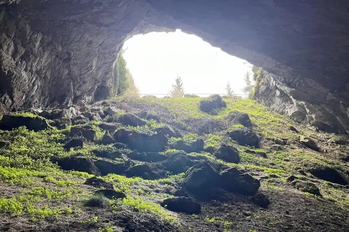 Der Eingang zur Tropfsteinhöhle, rund 20 Meter breit und zehn Meter hoch 
