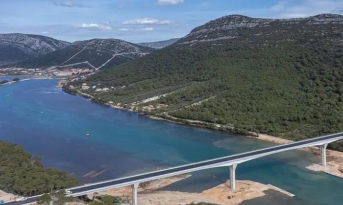 Die Ston-Brücke ist 485 Meter lang