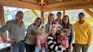 Mehrere Menschen stehen nebeneinander