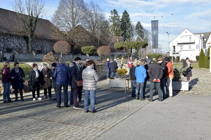 Dort wurde jewelis Halt gemacht, um mit Geschichten, Liedern oder den Klängen der Weisenbläser auf Weihnachten einzustimmen. Auch für Verpflegung war gesorgt.