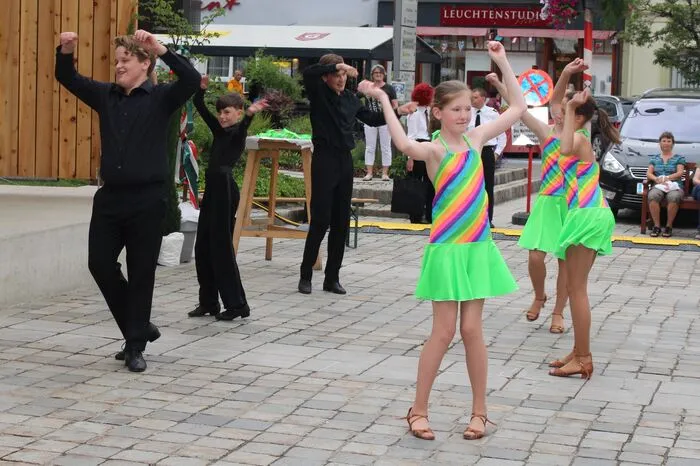 Auch die Jüngsten ließen sich das völkerverbindende Fest nicht entgehen. Hier zeigt eine Kindertanzgruppe ihr Können.
