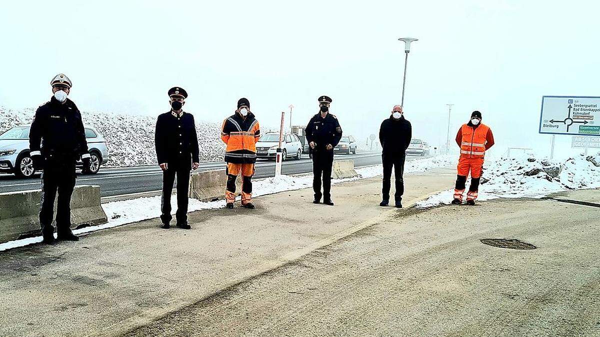 Bei einem Lokalaugenschein wurde die gefährliche Stelle in Seebach begutachtet