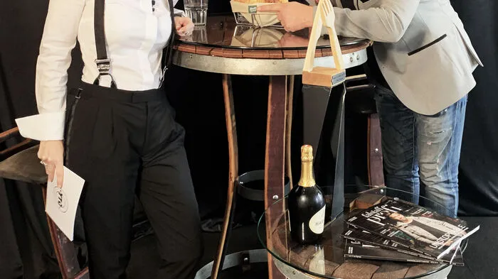 In Zeiten der Krise geht Falstaff Profi neue Wege - und ließ den Young Talents Cup als Hybrid-Event mit Videoshow und Lieferservice stattfinden Die Moderation übernahm Alexandra Gorsche (Falstaff Profi Herausgeberin und Organisatorin) gemeinsam mit Mike Süsser (TV-Star)