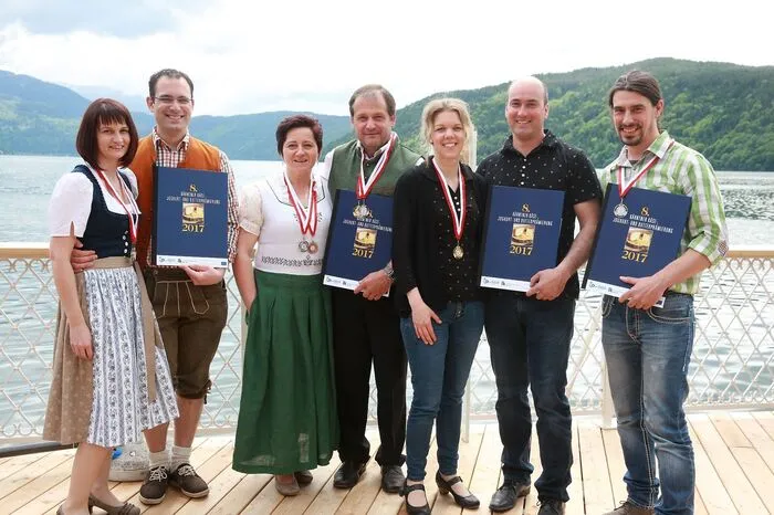 Dreimal Gold ging an bäuerliche Milchprodukthersteller im Bezirk Hermagor: Gabriele Pernul: Baierle’s Bröseliger. Wunderhof, Michaela und Bernhard Striedner: Wunderzola. Kathrin &amp; Martin Unterweger: Bio-Heumilch-Sauerrahm-Butter. Am Foto rechts Klaus Kanzian von der Straniger Alm, der für seinen Gailtaler Almkäse g. U. Silber erhielt.