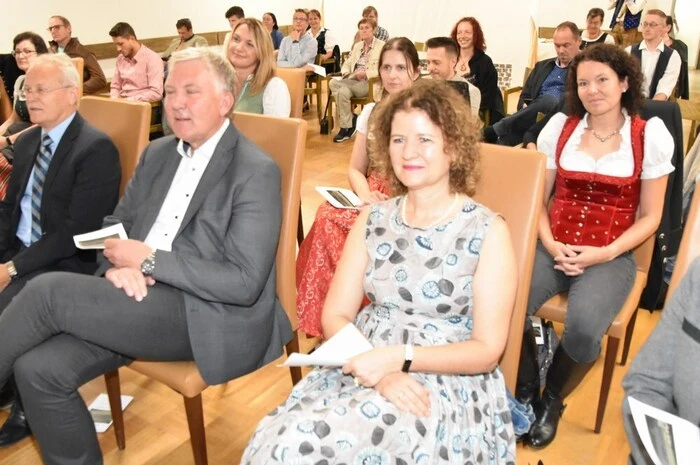 Die Feier fand im Festsaal im Kindergarten auf der Stolzalpe statt. Direktorin Nadja Bischof erinnerte in ihrer Ansprache an den Beginn dieser Schule.