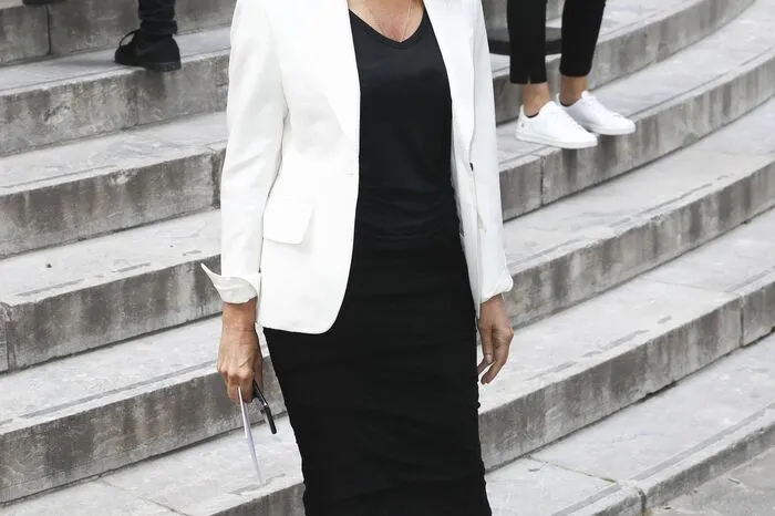Carine Roitfeld (66): Leoprint, High Heels oder schwarzer Lederrock – die Französin und ehemalige langjährige Chefredakteurin der französischen Vogue hat das richtige Gespür für kommende Trends. Mit dem CR Fashion Book und der dazugehörigen Website hat sie ihre eigene Vogue geschaffen. Ihre Freundschaft mit Tom Ford und Karl Lagerfeld ist legendär, nicht umsonst ist sie Kreativdirektorin der Marke „Karl Lagerfeld“. Noch eines macht CR: sie feiert gern. Ihr Instagram-Account @carineroitfeld ist vielen Inspirationsquelle.