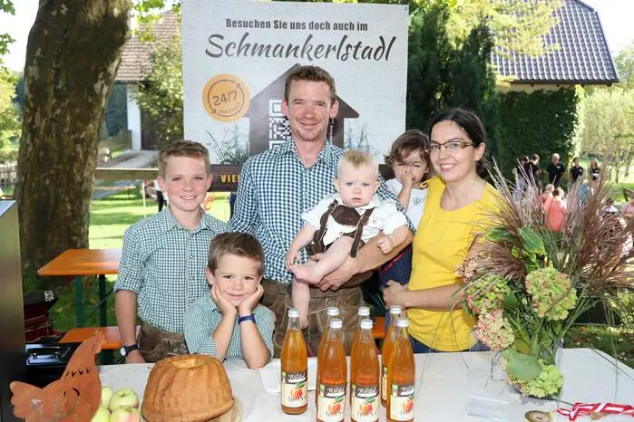 Am Schmankerlstadl war gleich die ganz Familie Natmeßnig am Stand beim GH-Hecher vertreten.
