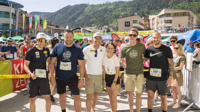 Mittendrin statt nur dabei: Nordischer Kombinierer Franz-Josef Rehrl, Granit-Geschäftsführer Patrick Ritz, Schirmherr Hans Knauß, Nationalratsabgeordnete Corinna Scharzenberger, Organisator Thomas Steiner und Profi-Fußballer Daniel Royer