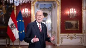 ABD0009_20260101 - WIEN - ÖSTERREICH: ++ HANDOUT ++ Bundespräsident Alexander Van der Bellen bei der Aufzeichnung seiner Neujahrsansprache 2026 am 30. Dezember 2025, in Wien. +++ ACHTUNG SPERRFRIST 1. JÄNNER 17:00 UHR BEACHTEN +++. - FOTO: APA/HBF/PETER LECHNER - ++ WIR WEISEN AUSDRÜCKLICH DARAUF HIN, DASS EINE VERWENDUNG DES BILDES AUS MEDIEN- UND/ODER URHEBERRECHTLICHEN GRÜNDEN AUSSCHLIESSLICH IM ZUSAMMENHANG MIT DEM ANGEFÜHRTEN ZWECK UND REDAKTIONELL ERFOLGEN DARF - VOLLSTÄNDIGE COPYRIGHTNENNUNG VERPFLICHTEND ++