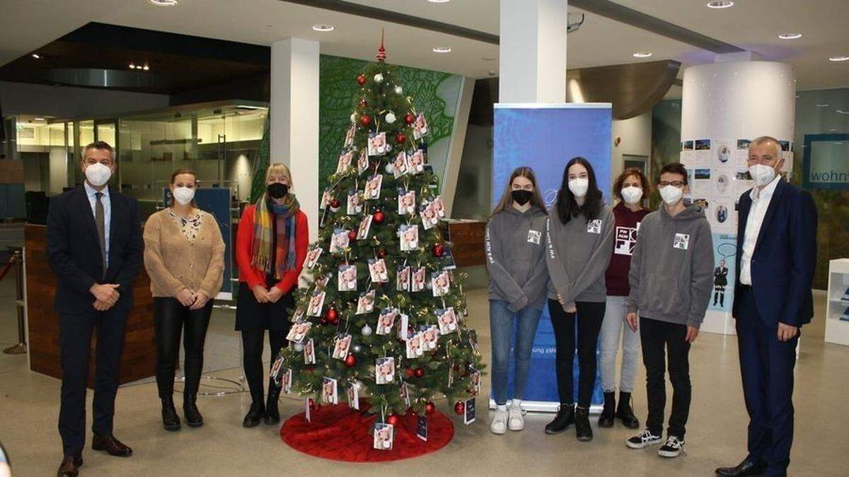 Das Osttiroler Freiwilligenzentrum stellt das &quot;Team Christkind&quot;. Gesammelt wurden die Wünsche am Baum der Lienzer Sparkasse