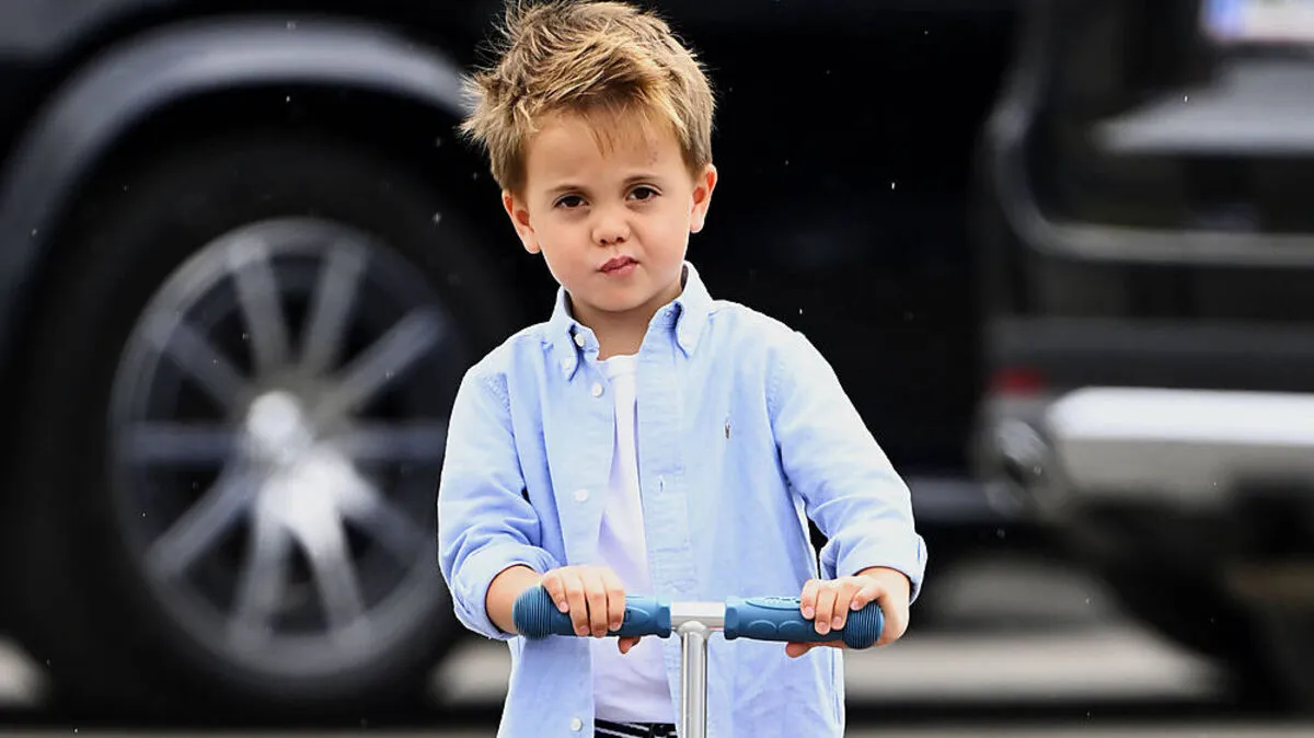 Jack fährt wie Papa Toto mit dem Roller durch das Fahrerlager