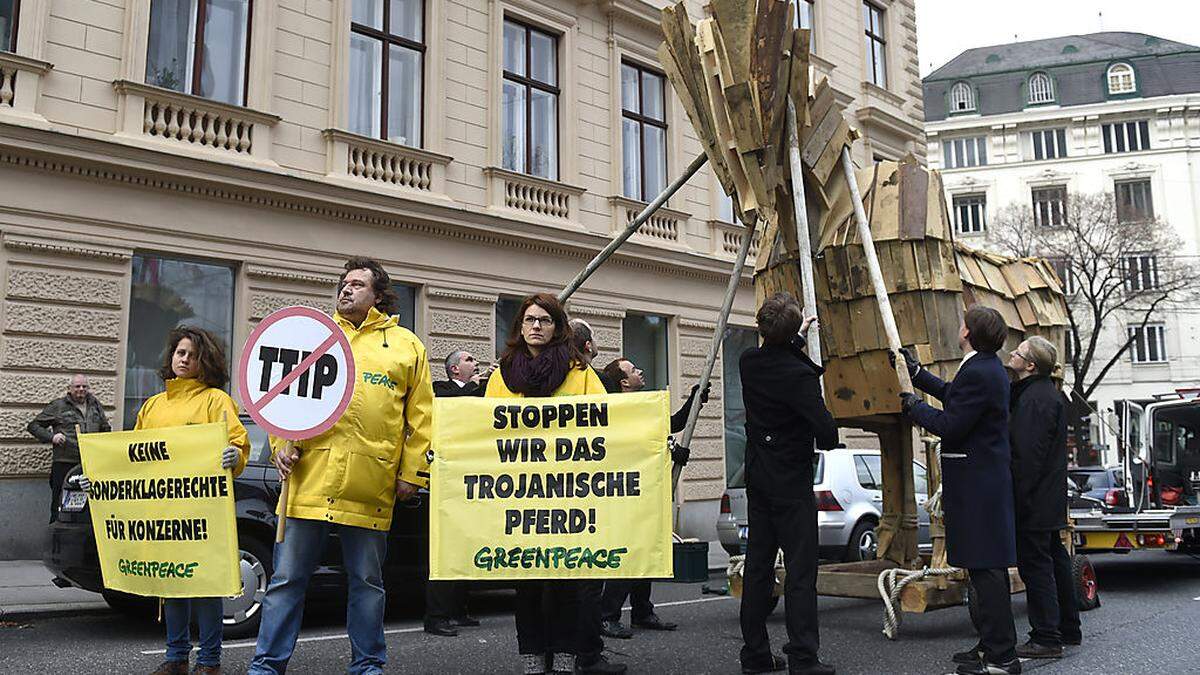 Greenpeace protestierte vor der Wirtschaftskammer in Wien gegen TTIP