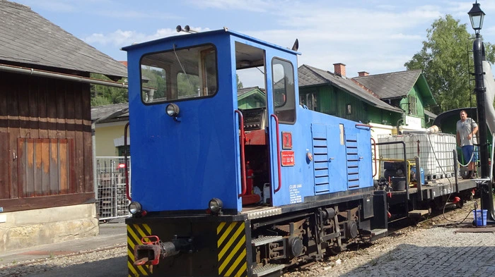 Mit einer kleinen, leichten Diesellok und einem Anhänger mit einem Mittel gegen Unkraut waren einige Mitglieder des Club U44 am Wochenende auf der Feistritztalbahn unterwegs. Der Eisenbahnexperte Hans Hufnagel aus Niederösterreich war mit dabei und befindet, die Trasse sei in sehr schlechtem Zustand.