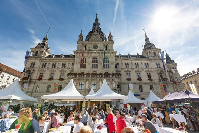 Im Herzen der Altstadt präsentieren Biobauern ihre Produkte aus der heimischen Landwirtschaft.