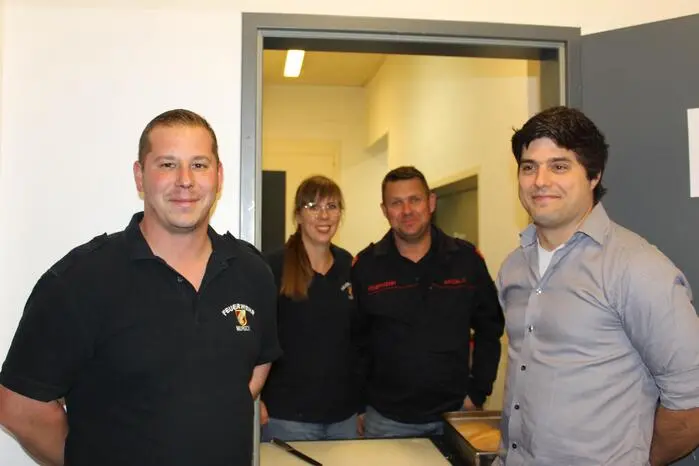 Feuerwehrhauptmann Alexander Amschl half am Hotdog-Stand aus