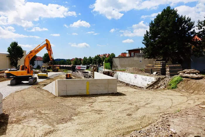 Die abschüssige Trasse zum Bahnhof ist schon weit fortgeschritten, in vier Wochen soll hier der erste Zug drüber rollen.