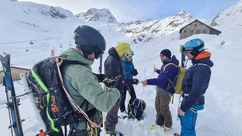 Vergangene Woche hat sich der Lawinenwarndienst Tirol mit verschiedenen Übungen am Stubaier Gletscher auf die neue Wintersaison vorbereitet