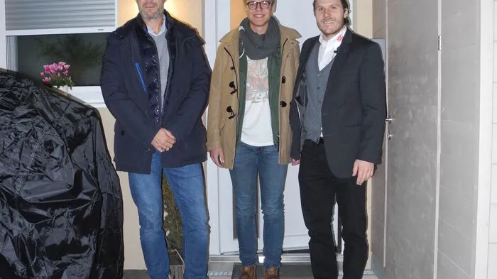 Die Gewinner unseres KAC-Gewinnspiels wurden von Kapitän Manuel Geier höchstpersönlich von zu Hause abgeholt.